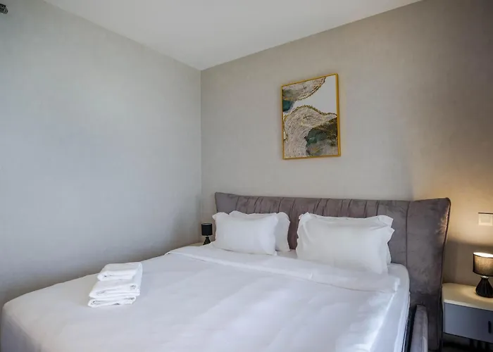Water Surrounded Beautiful 2Br Apartment