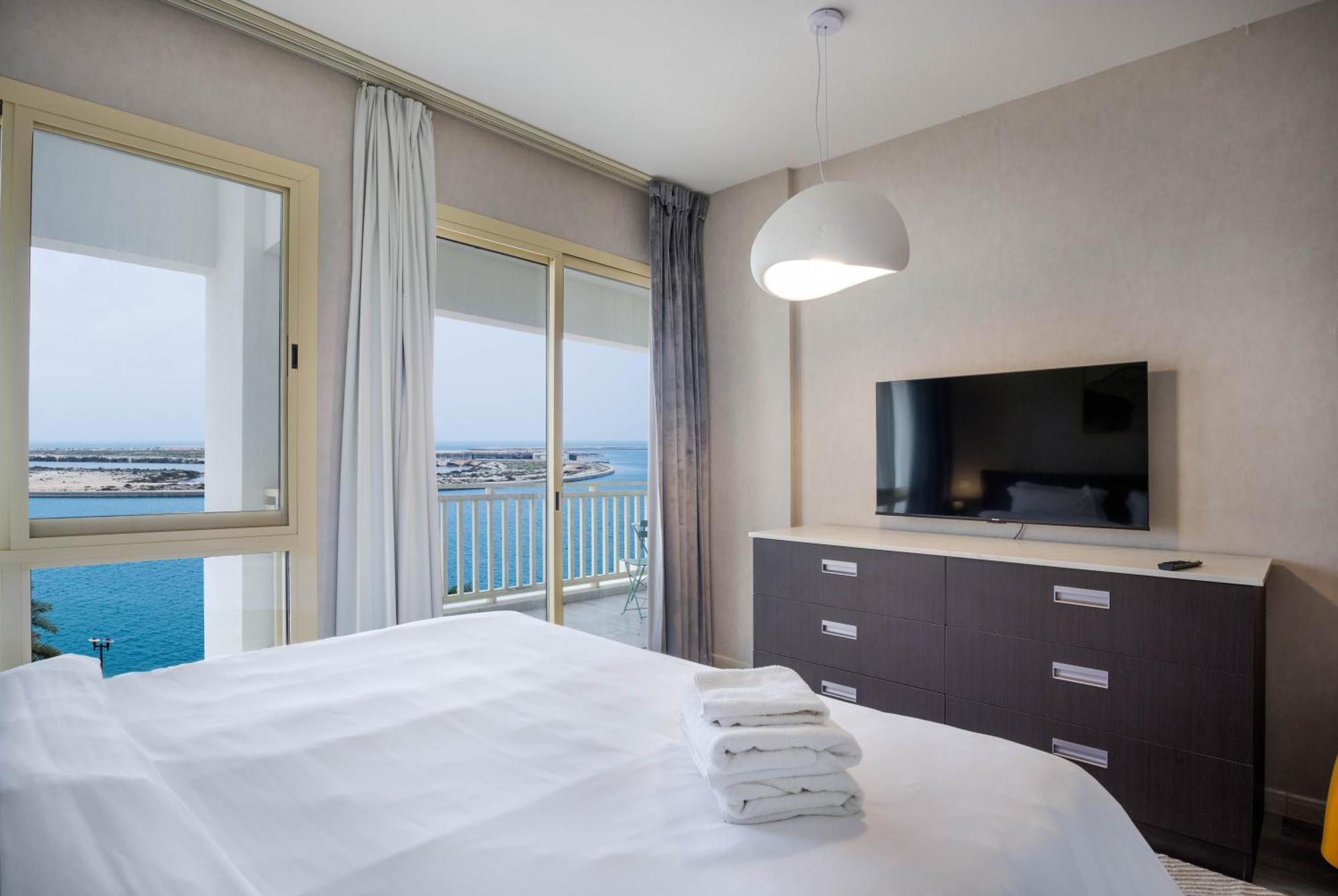 Water Surrounded Beautiful 2br *