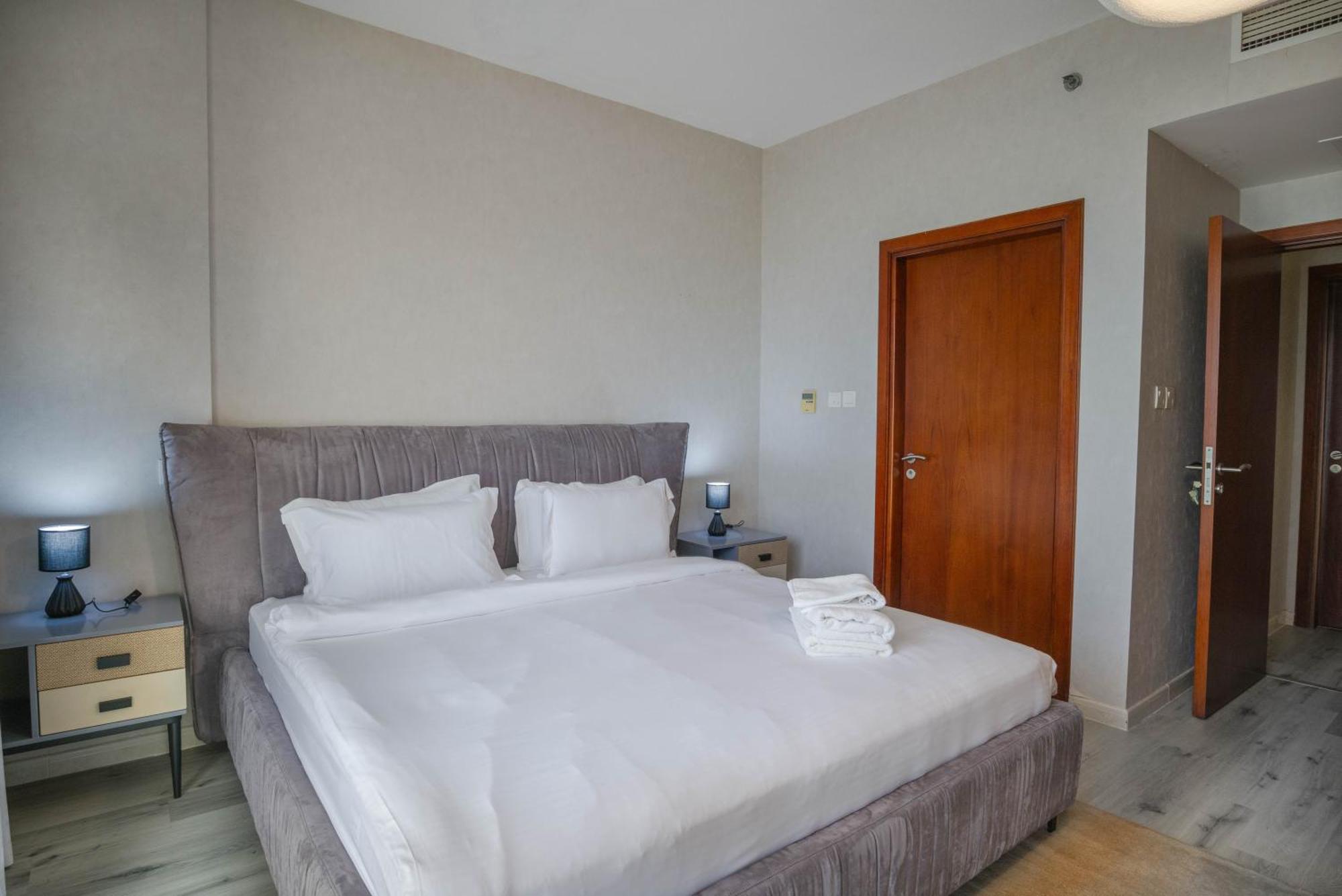 Water Surrounded Beautiful 2br Apartment