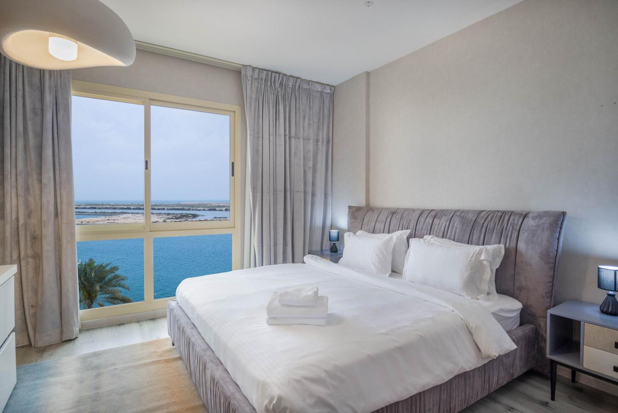 Water Surrounded Beautiful 2br *