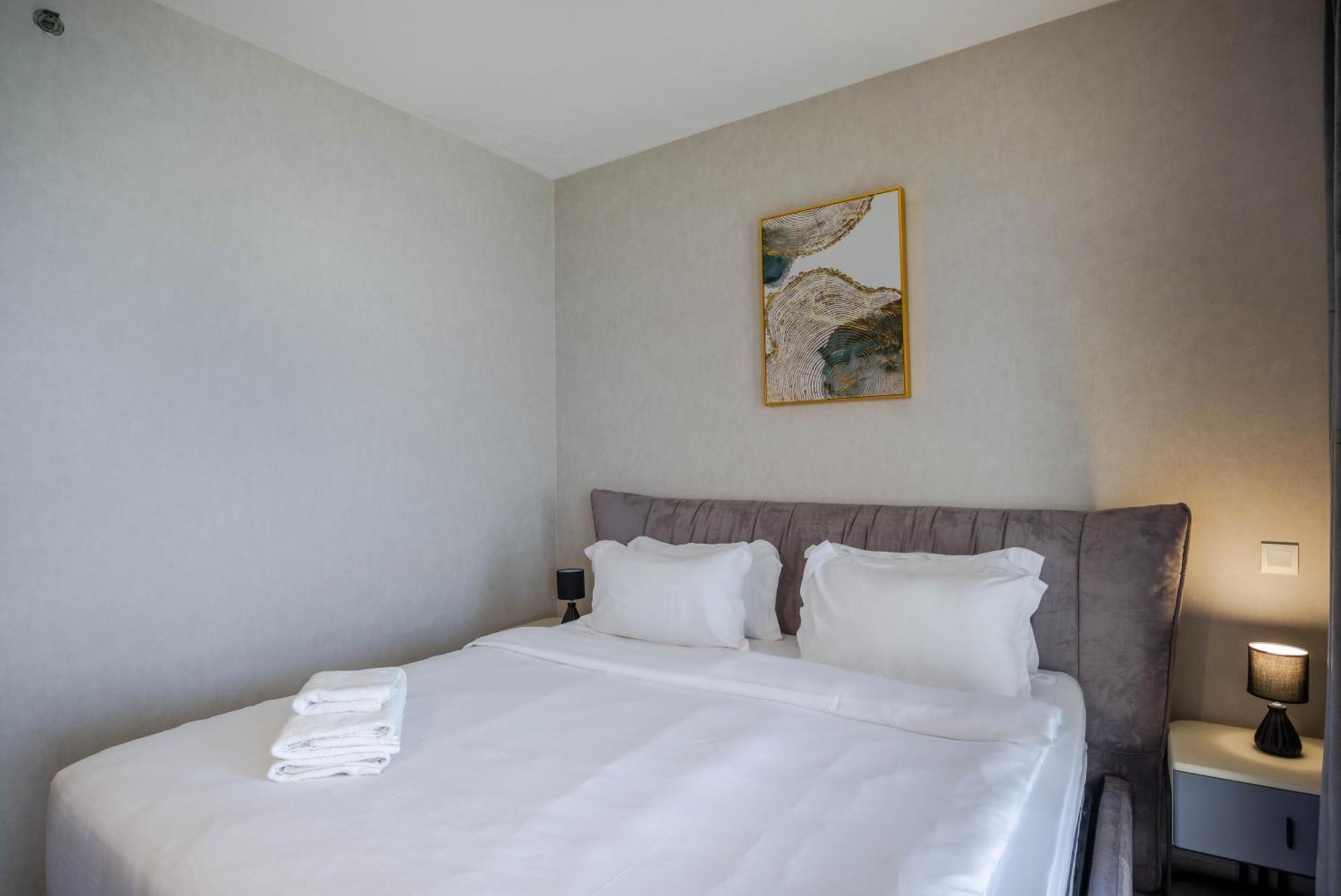 Water Surrounded Beautiful 2br Apartment